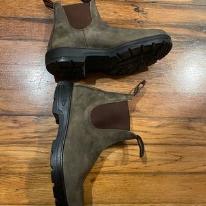 Like new rustic brown Blundstone Chelsea boots